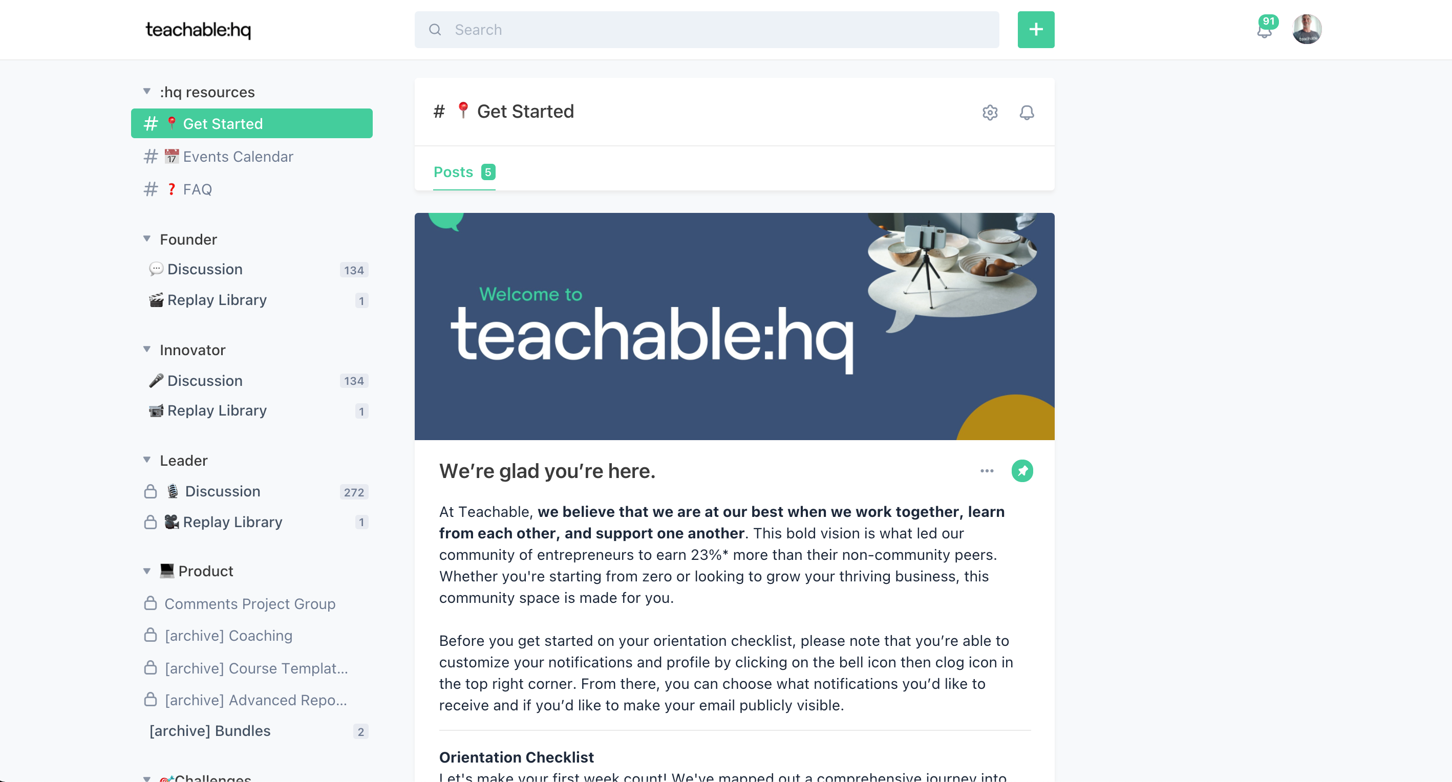 The screen shows the homepage of TEACHABLE HQ. There is a welcome message on the main screen, and the left side navigation menu has several tab options such as DISCUSSION, RESOURCES, FAQ, etc.